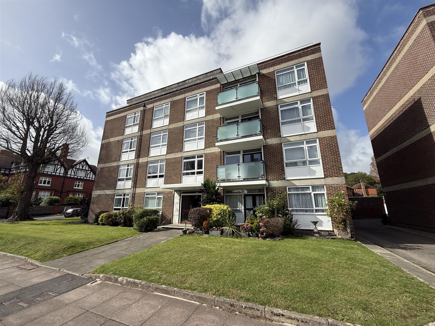3 Bedroom Flat for Sale: £199,950. Granville Road in Eastbourne, East Sussex